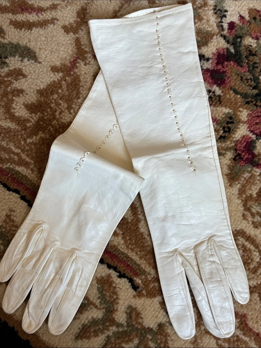 Vintage White Long Leather Gloves with Scallop Stitching